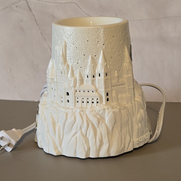 New in box. Scentsy Harry Potter Christmas at Hogwarts Full Size Wax warmer,
